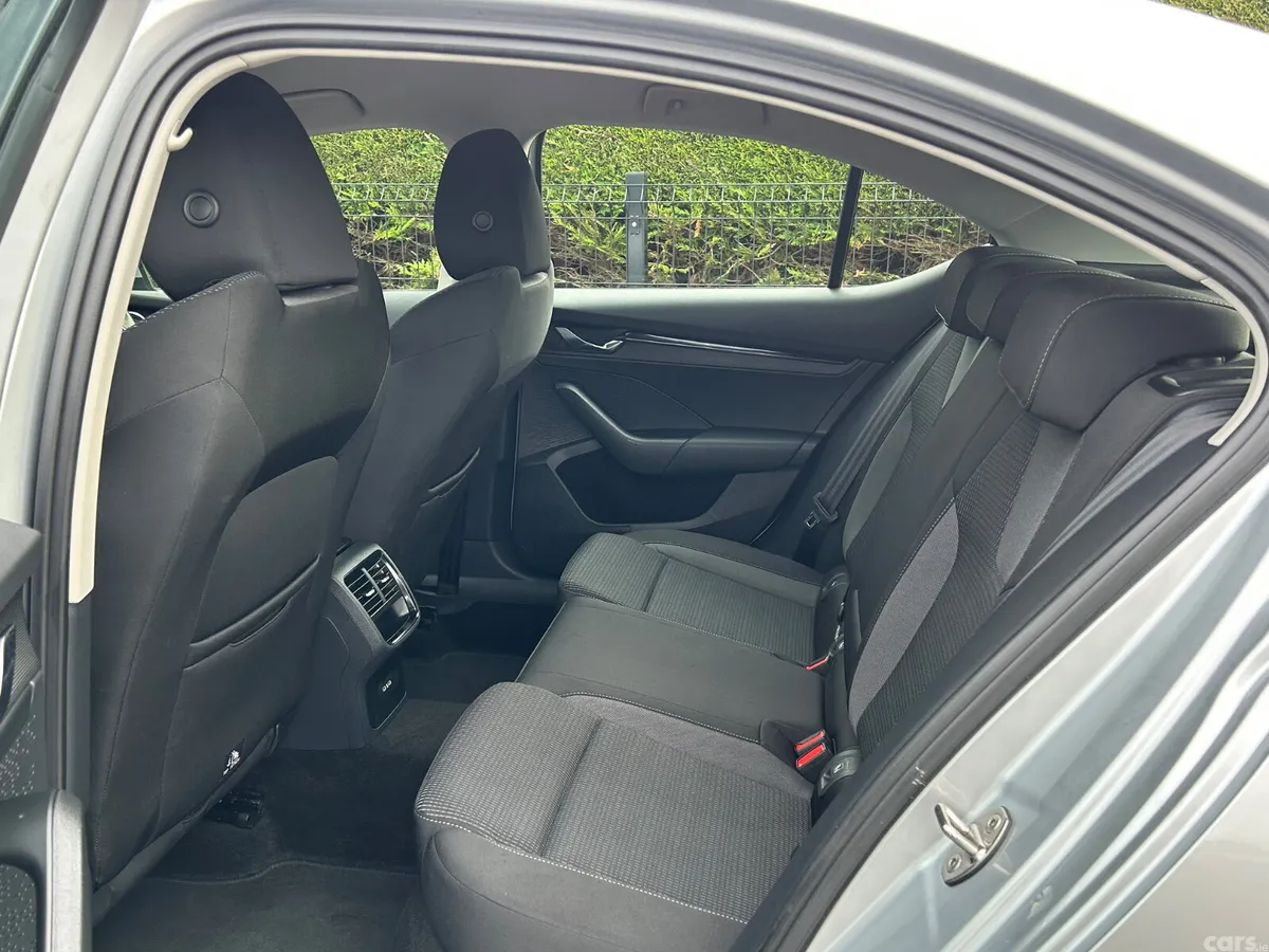 Skoda Octavia Saloon, Diesel, 2022, Silver