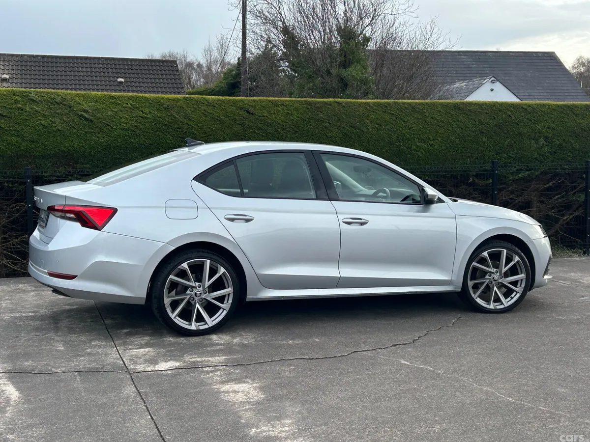 Skoda Octavia Saloon, Diesel, 2022, Silver
