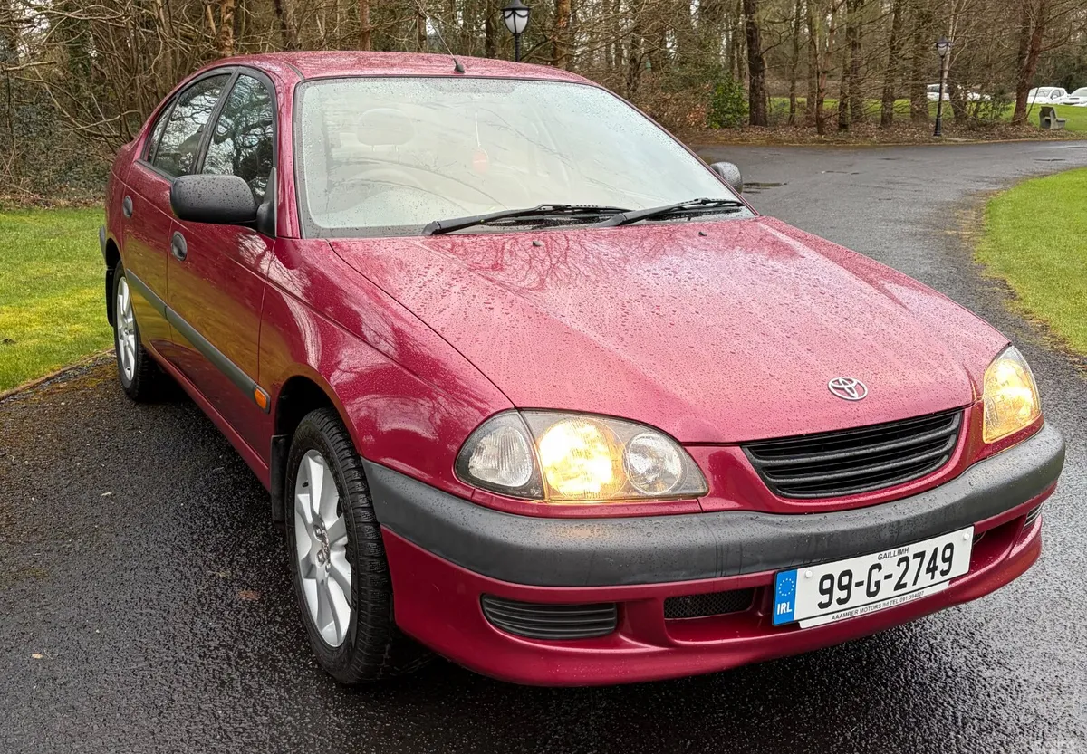 Toyota Avensis Saloon, Petrol, 1999, Red