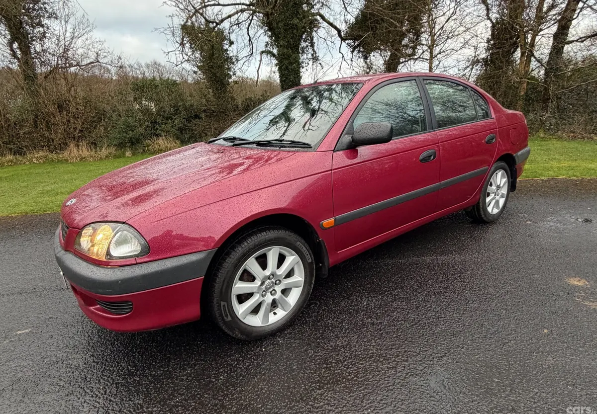Toyota Avensis Saloon, Petrol, 1999, Red