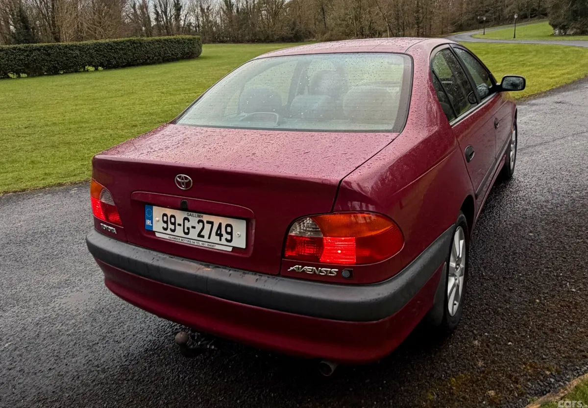 Toyota Avensis Saloon, Petrol, 1999, Red