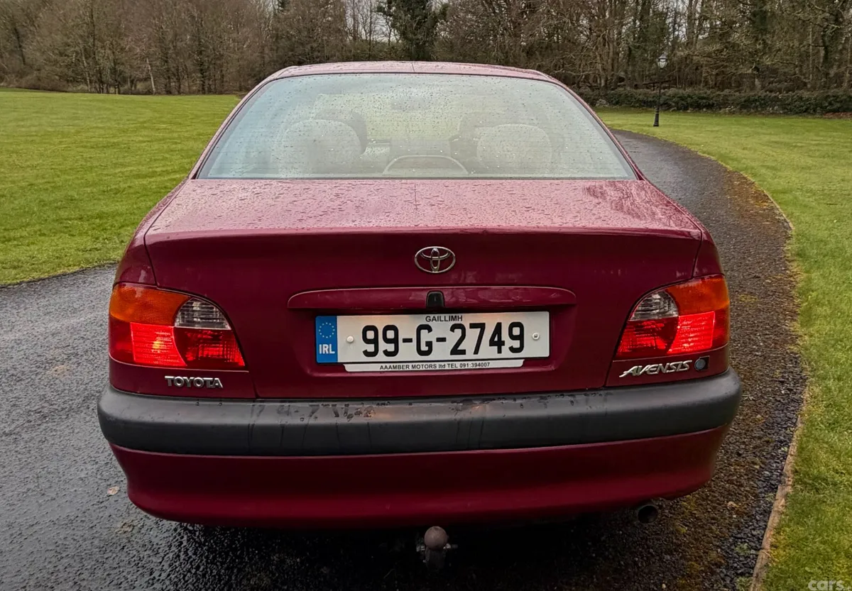 Toyota Avensis Saloon, Petrol, 1999, Red