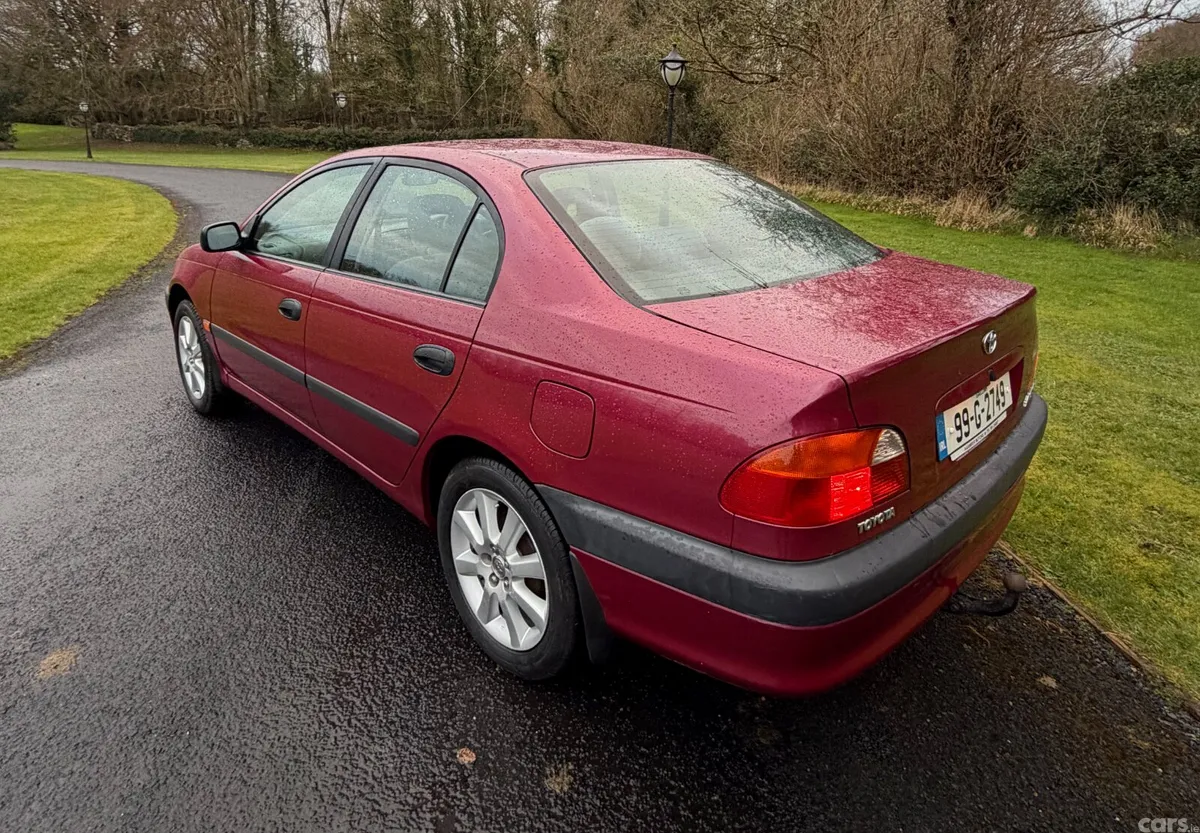 Toyota Avensis Saloon, Petrol, 1999, Red
