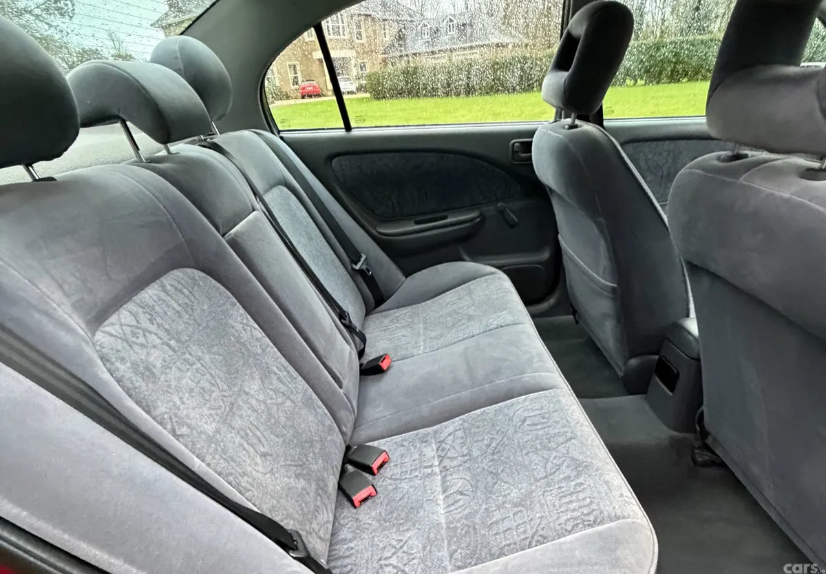 Toyota Avensis Saloon, Petrol, 1999, Red