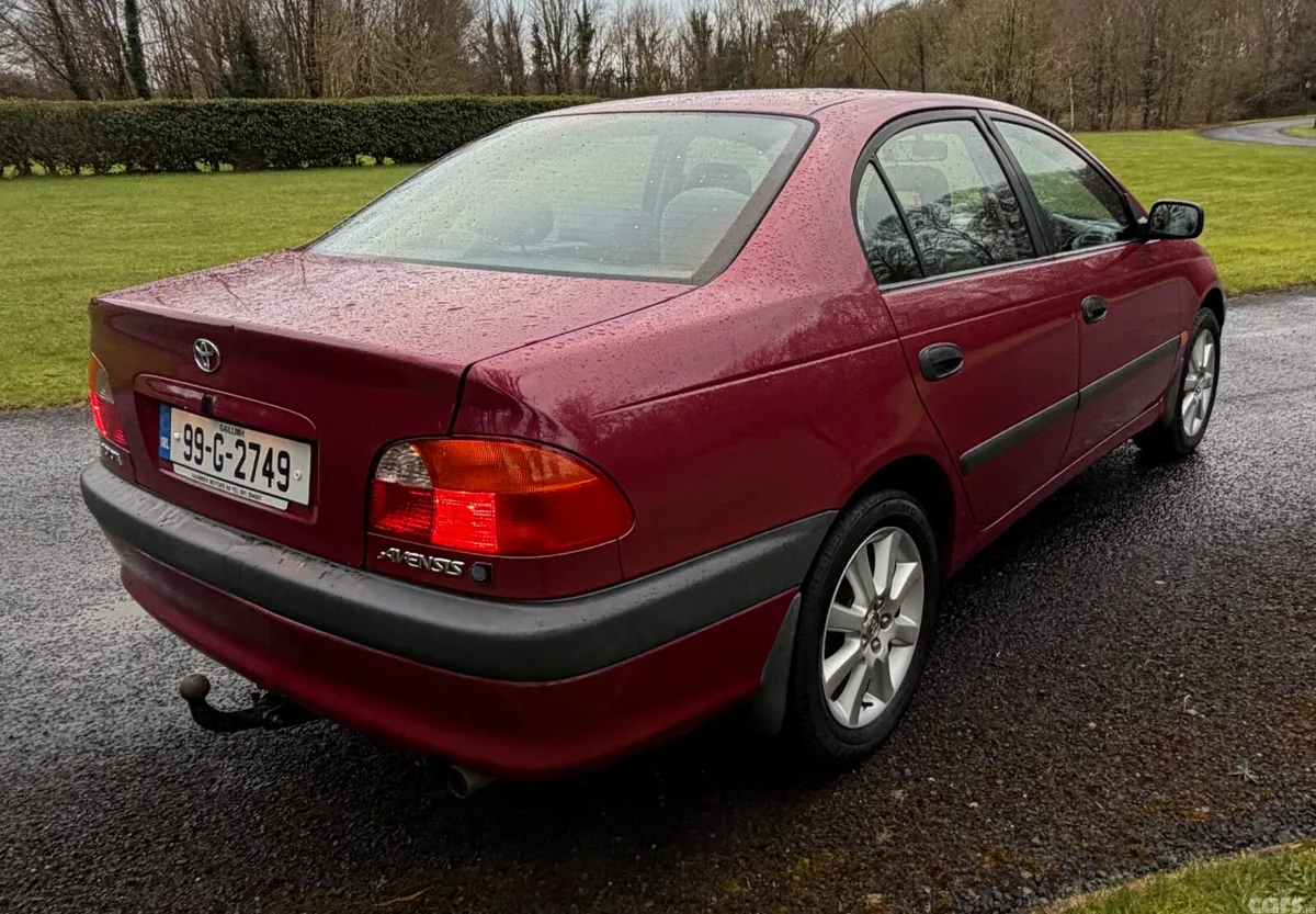 Toyota Avensis Saloon, Petrol, 1999, Red