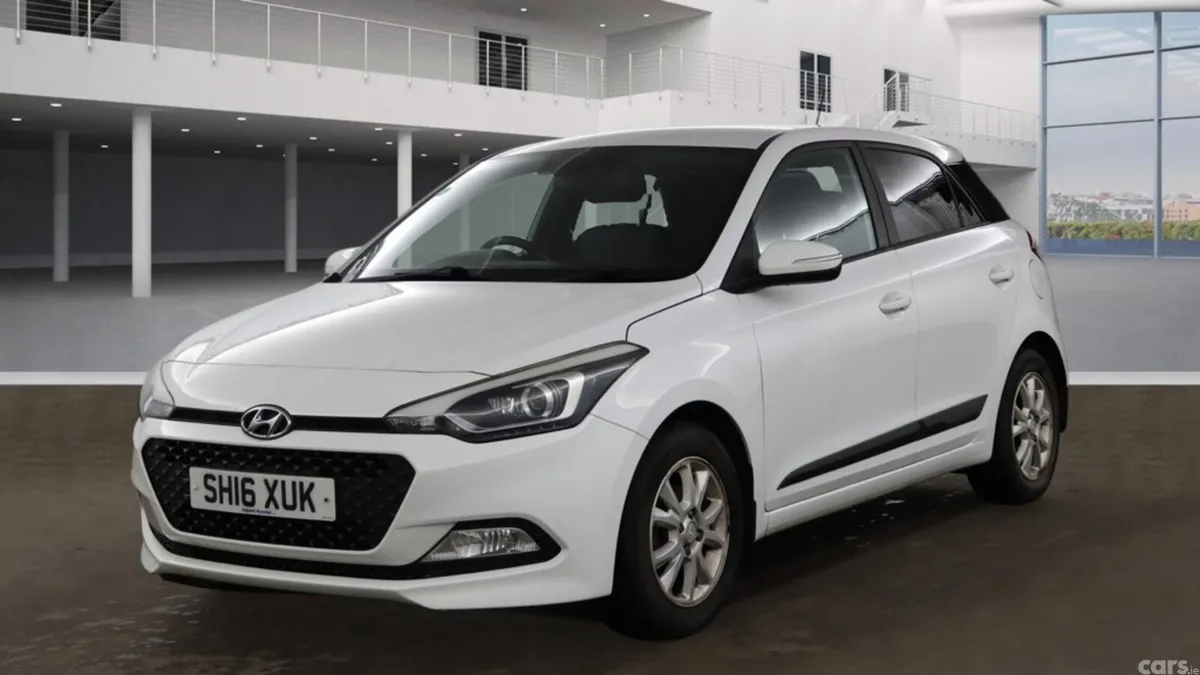 Hyundai i20 Hatchback, Petrol, 2016, White