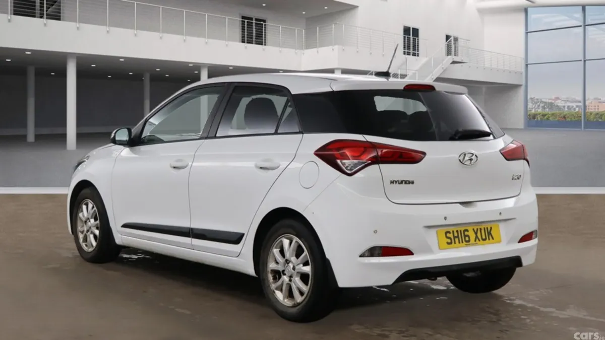 Hyundai i20 Hatchback, Petrol, 2016, White