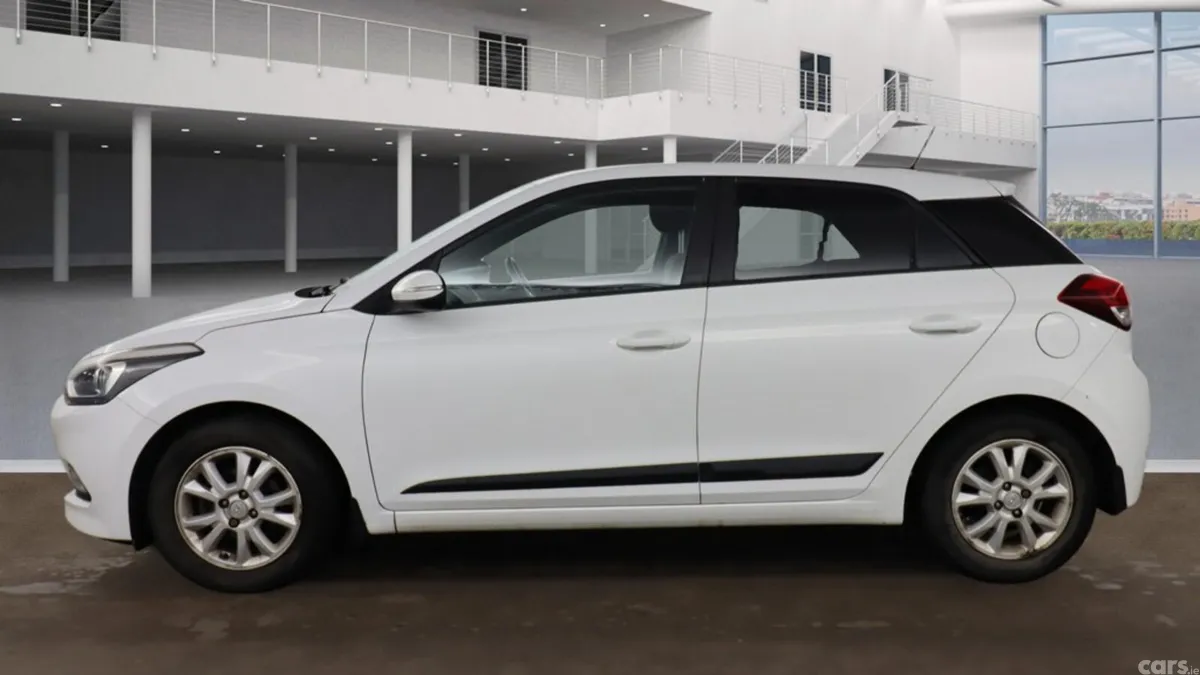 Hyundai i20 Hatchback, Petrol, 2016, White