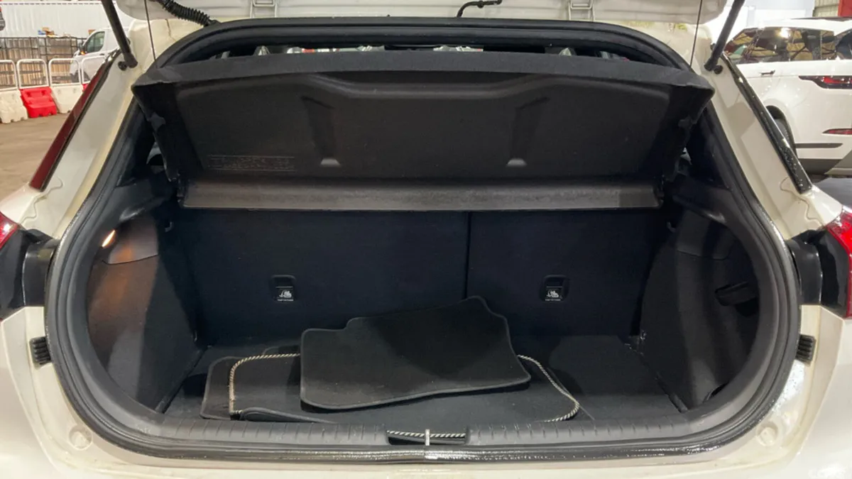 Hyundai i20 Hatchback, Petrol, 2016, White