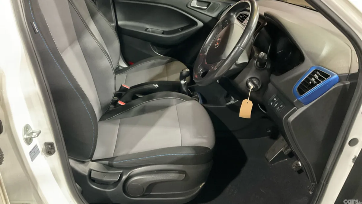 Hyundai i20 Hatchback, Petrol, 2016, White