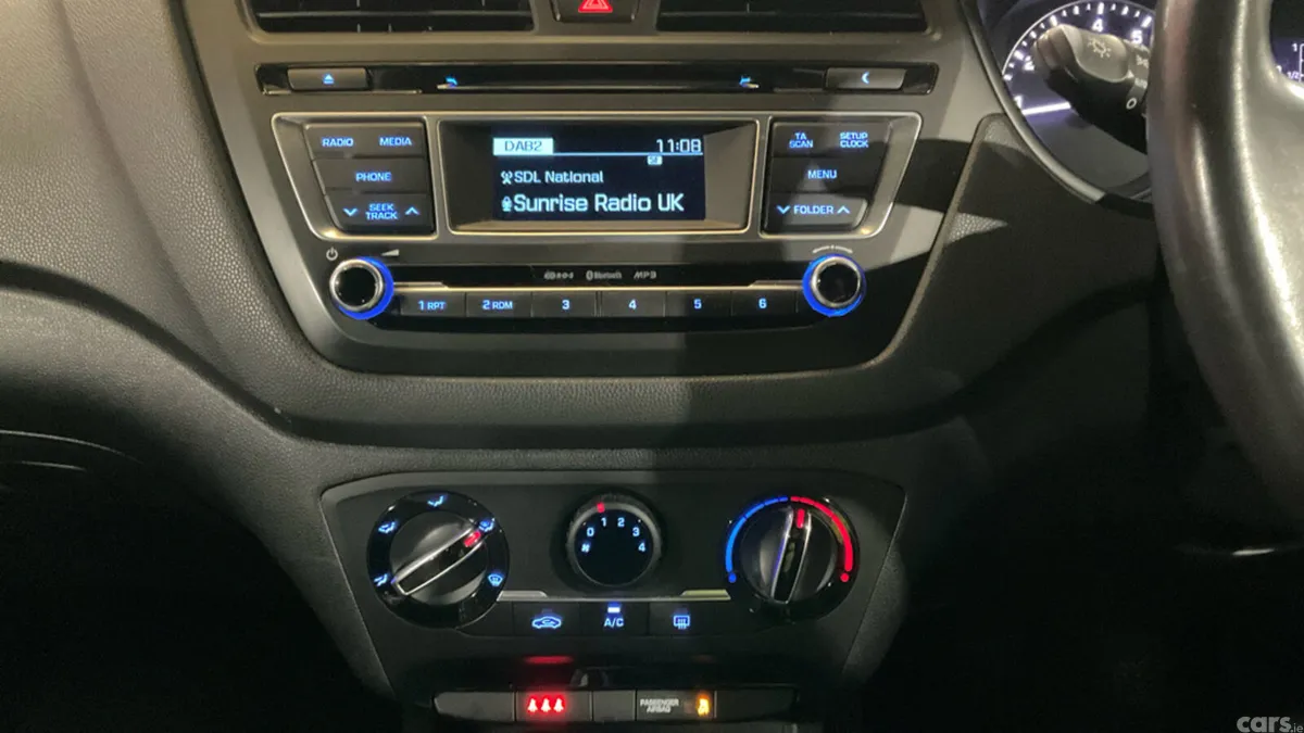 Hyundai i20 Hatchback, Petrol, 2016, White
