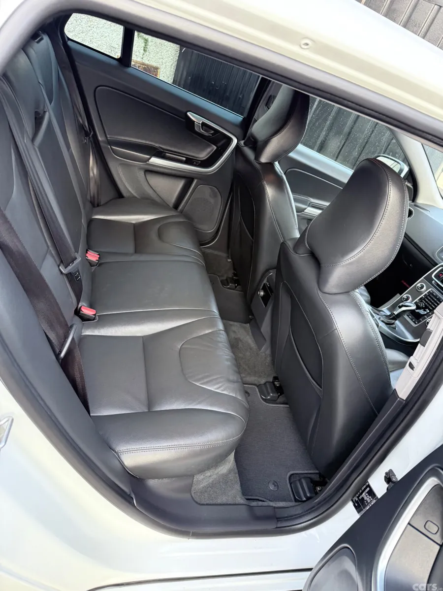 Volvo V60 Hatchback, Diesel, 2016, White