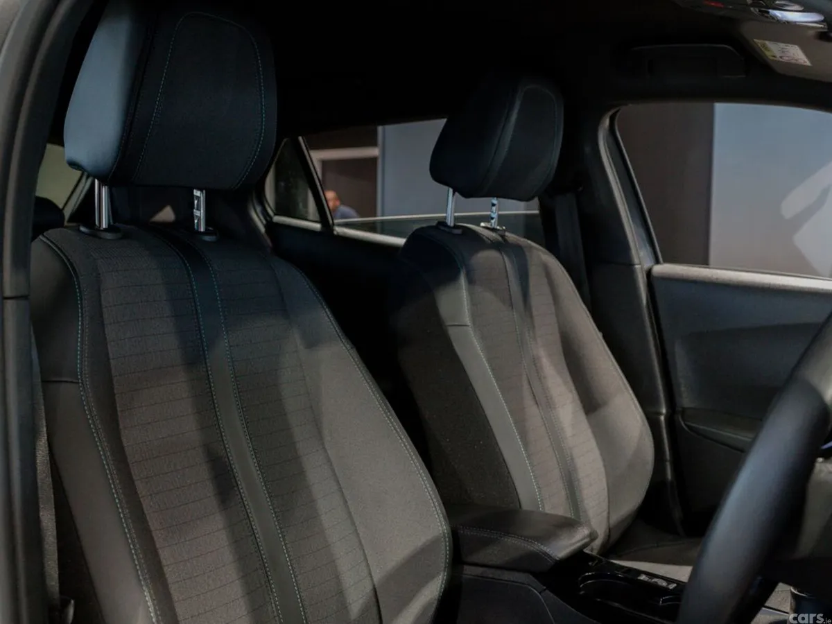 Peugeot 2008 MPV, Petrol, 2023, Grey