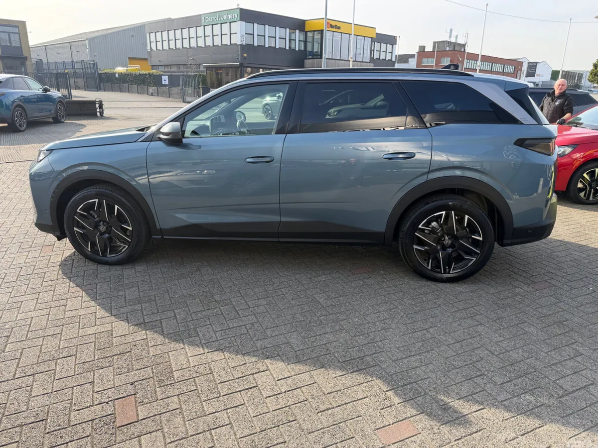 Peugeot 5008 MPV, Petrol, 2025, Blue