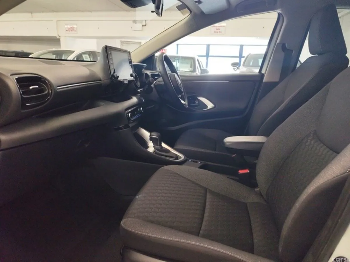 Toyota Yaris Hatchback, Petrol Hybrid, 2024, White