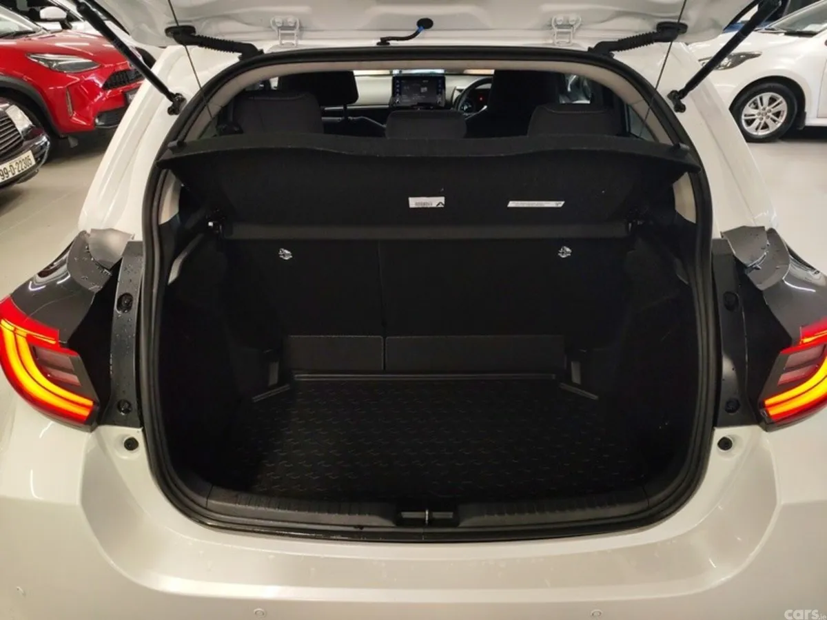 Toyota Yaris Hatchback, Petrol Hybrid, 2024, White