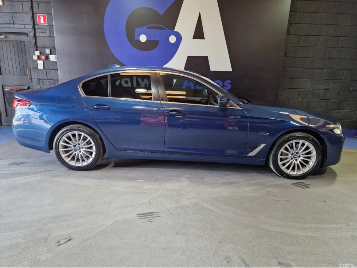 BMW 5-Series Saloon, Petrol Hybrid, 2022, Blue