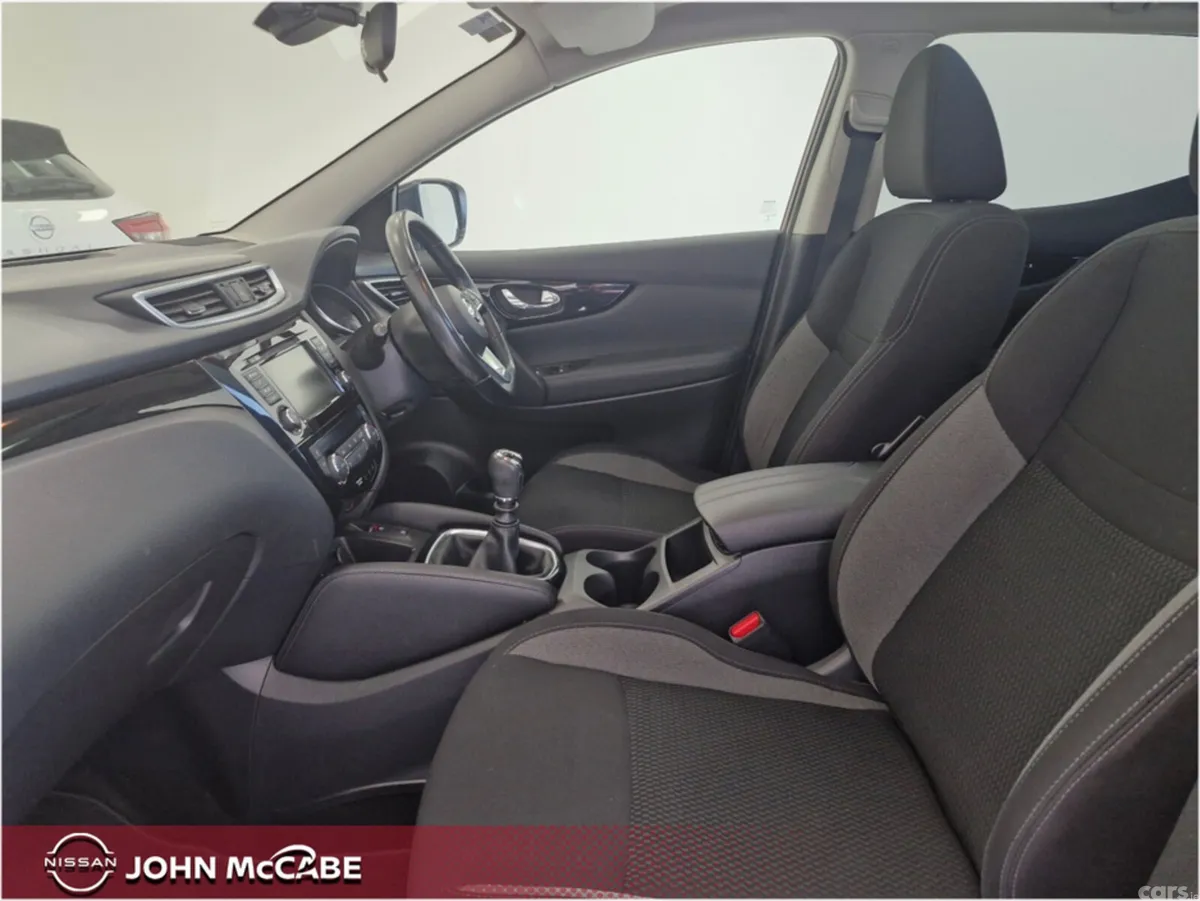 Nissan Qashqai MPV, Petrol, 2020, Red