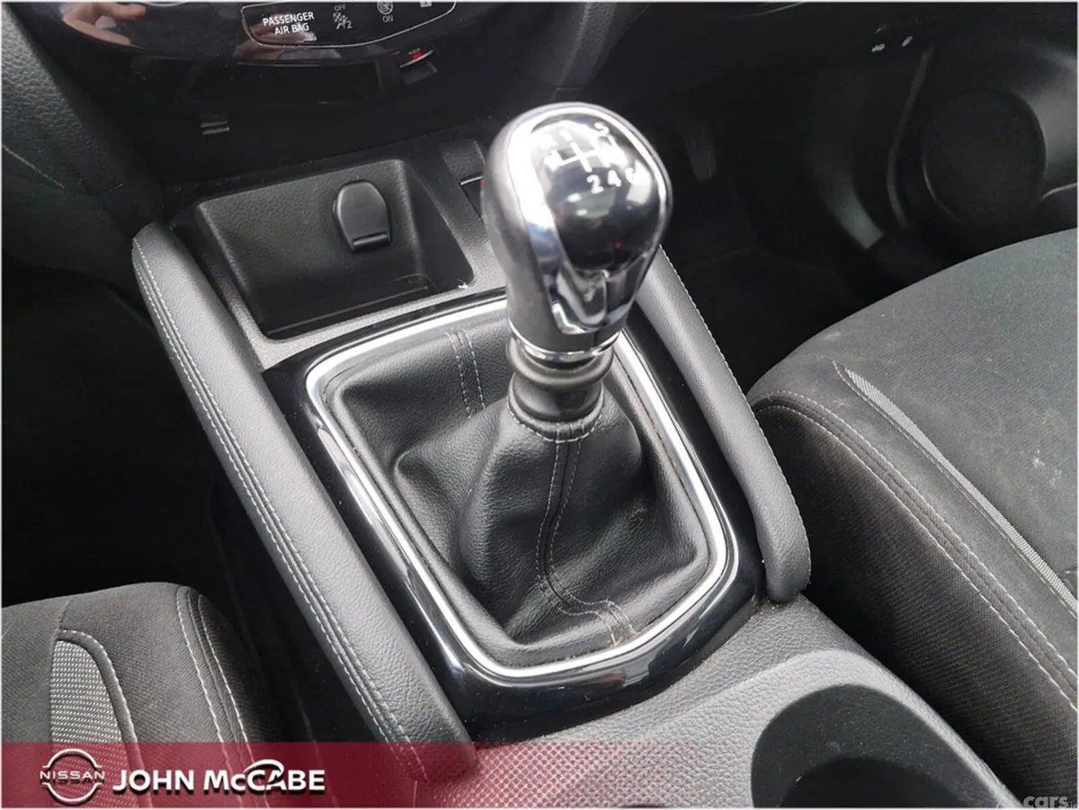 Nissan Qashqai MPV, Petrol, 2020, Red