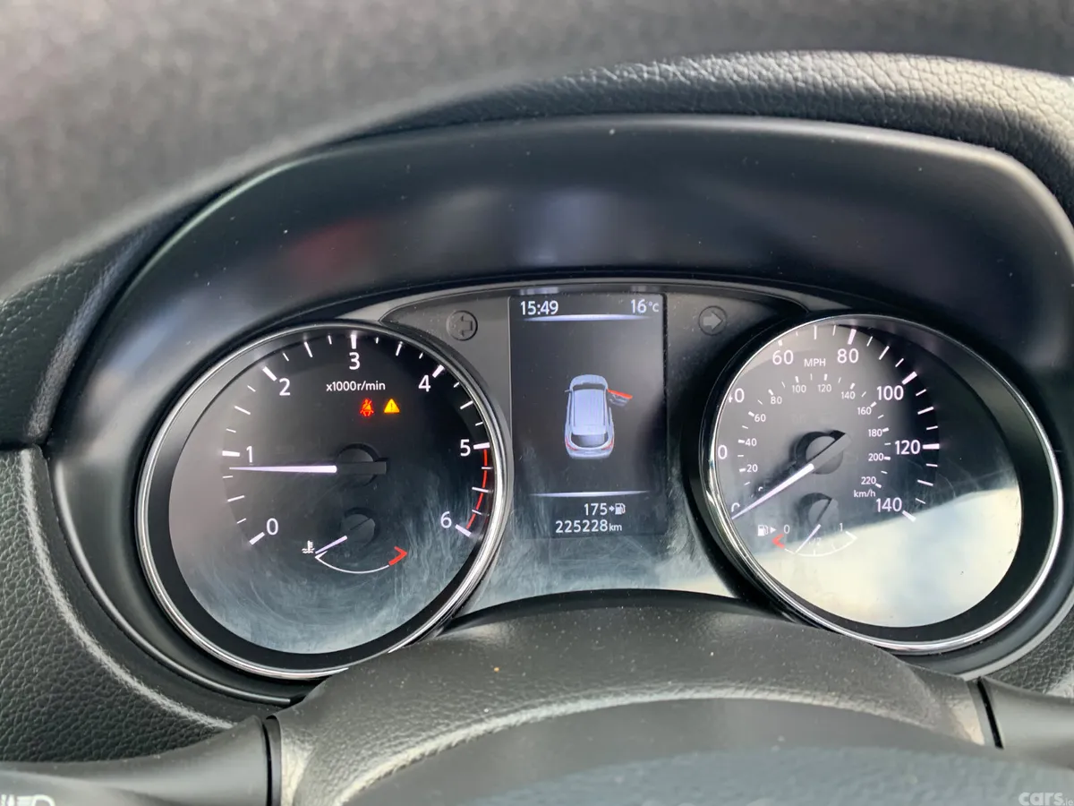 Nissan Qashqai Hatchback, Diesel, 2016, Silver