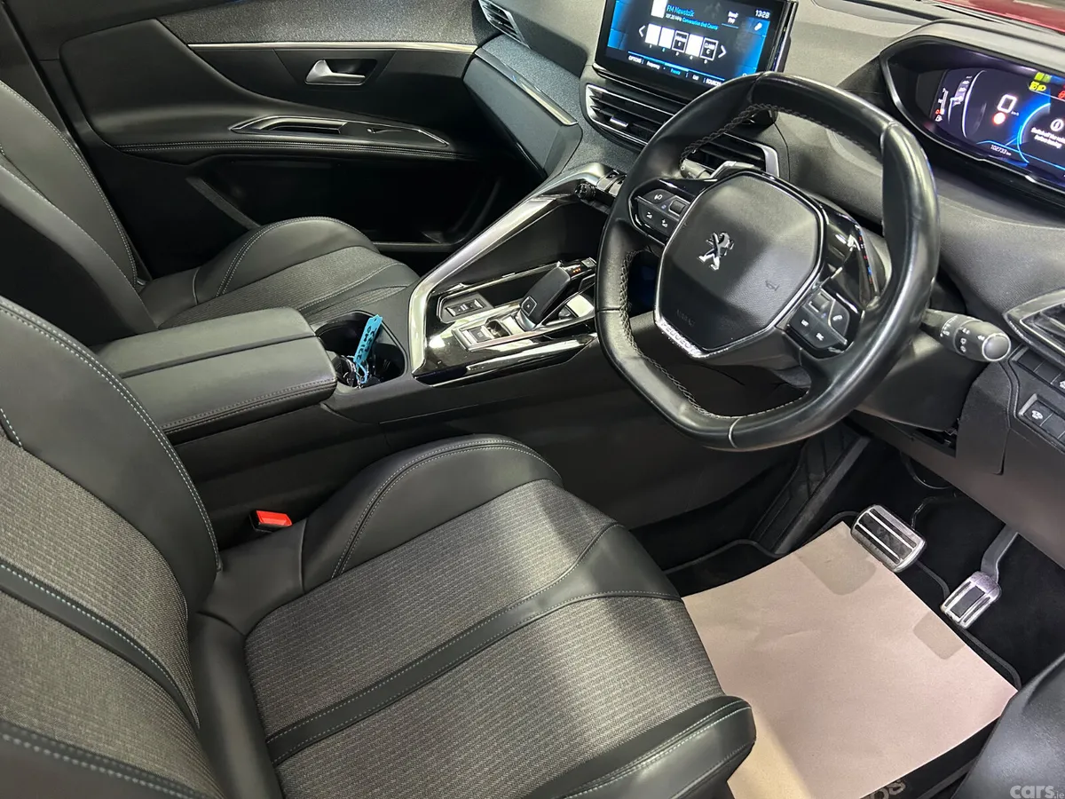 Peugeot 3008 MPV, Diesel, 2023, Red