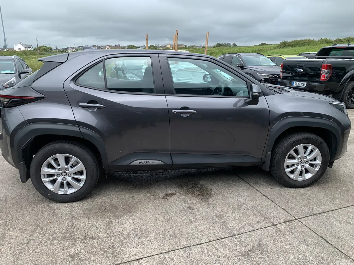 Toyota Yaris Cross Hatchback, Petrol Hybrid, 2024, Grey