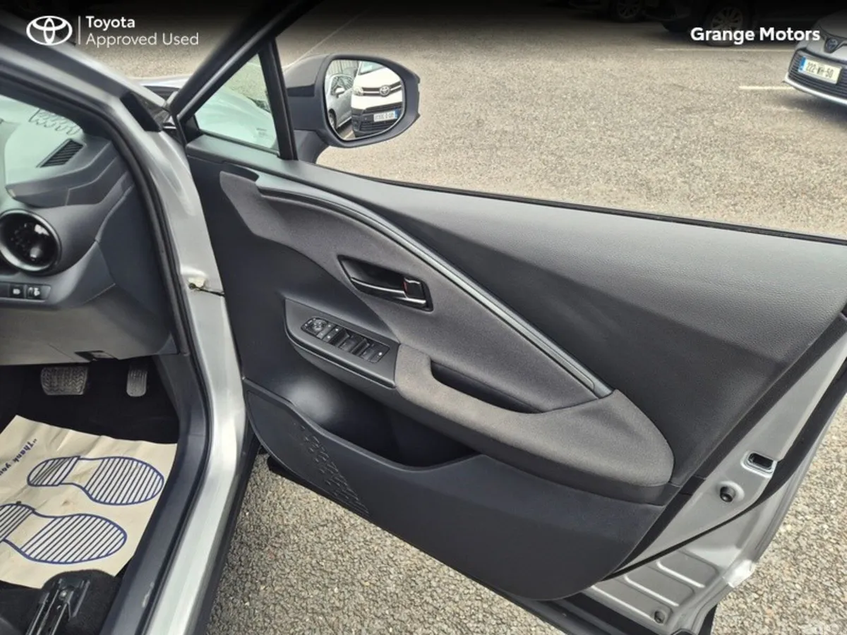 Toyota C-HR SUV, Petrol Hybrid, 2024, Silver