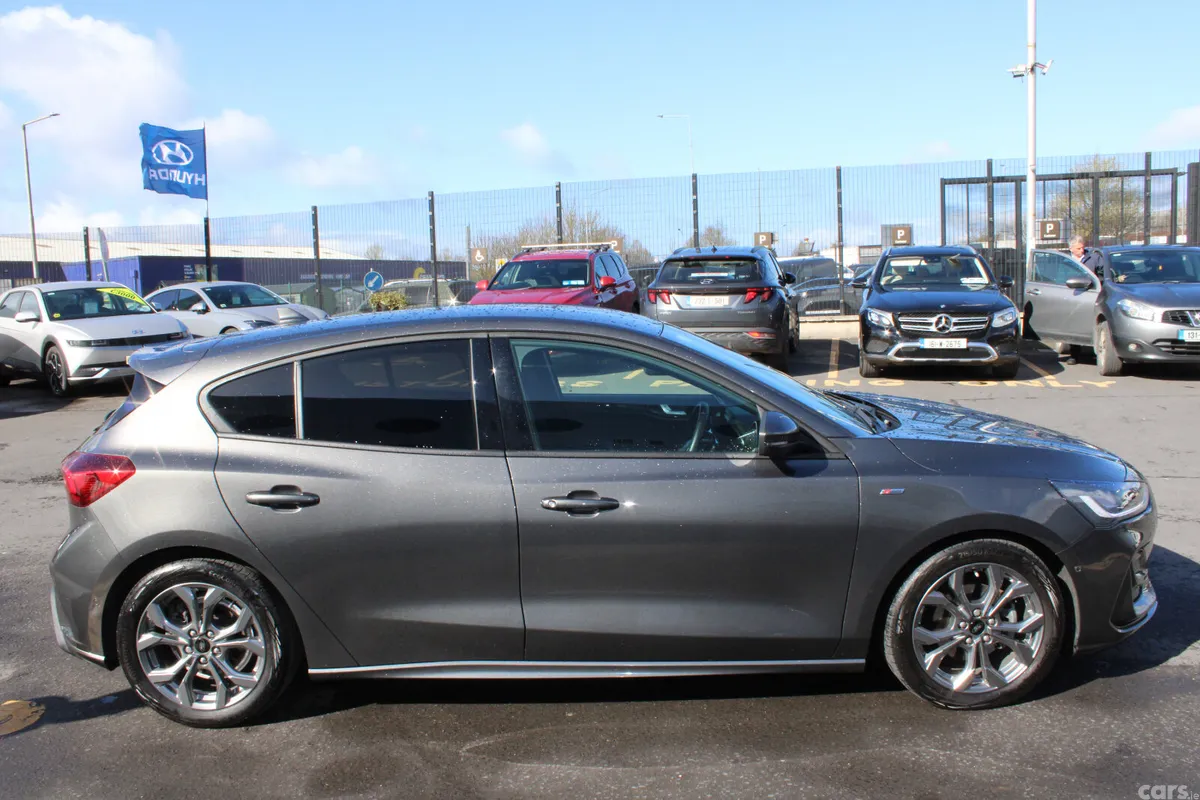 Ford Focus Hatchback, Diesel, 2024, Grey