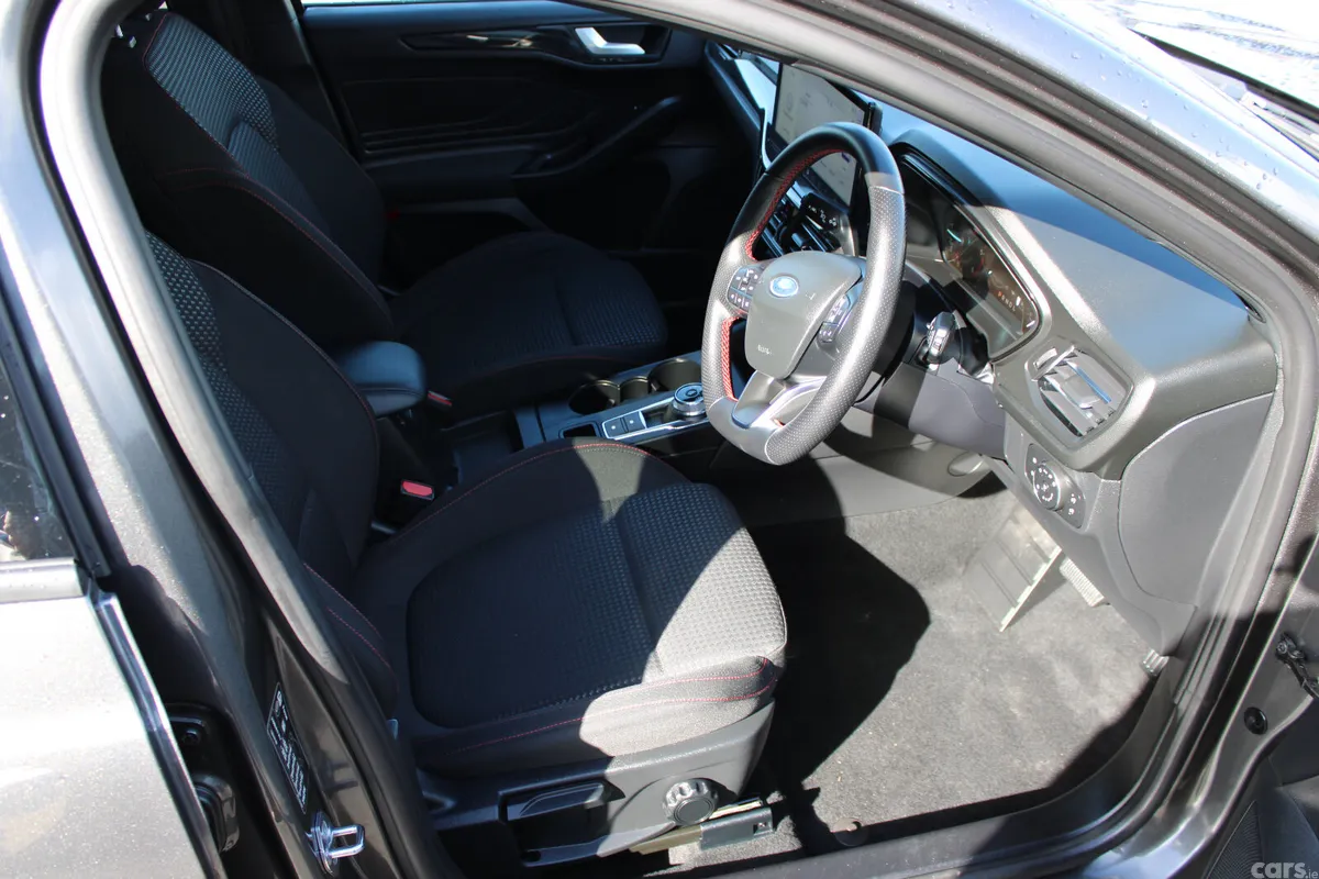Ford Focus Hatchback, Diesel, 2024, Grey