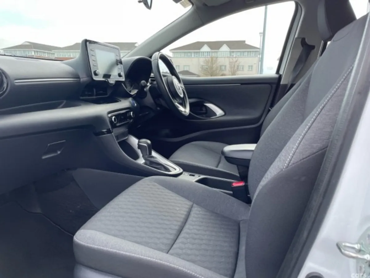 Toyota Yaris Hatchback, Petrol Hybrid, 2020, White