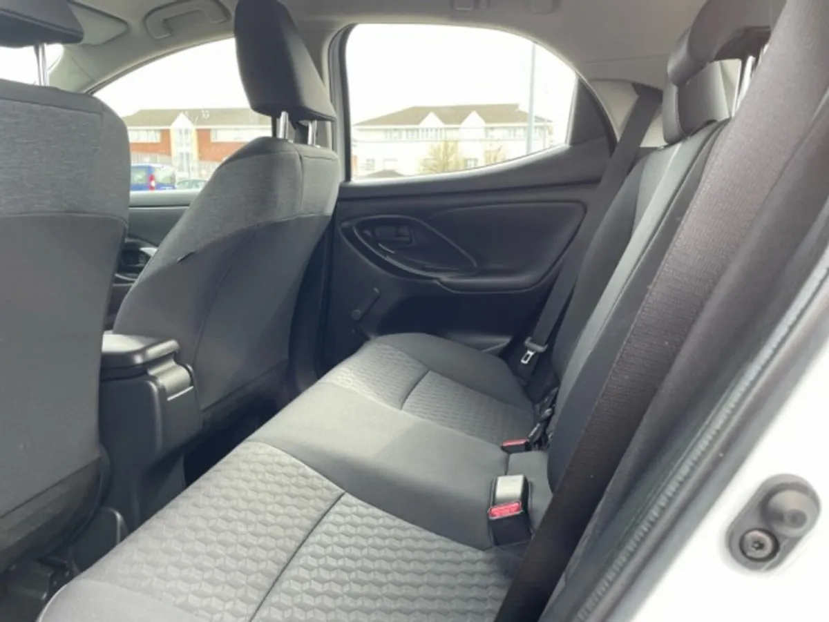 Toyota Yaris Hatchback, Petrol Hybrid, 2020, White