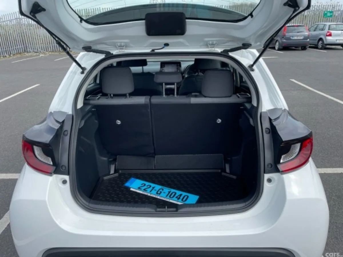 Toyota Yaris Hatchback, Petrol Hybrid, 2020, White