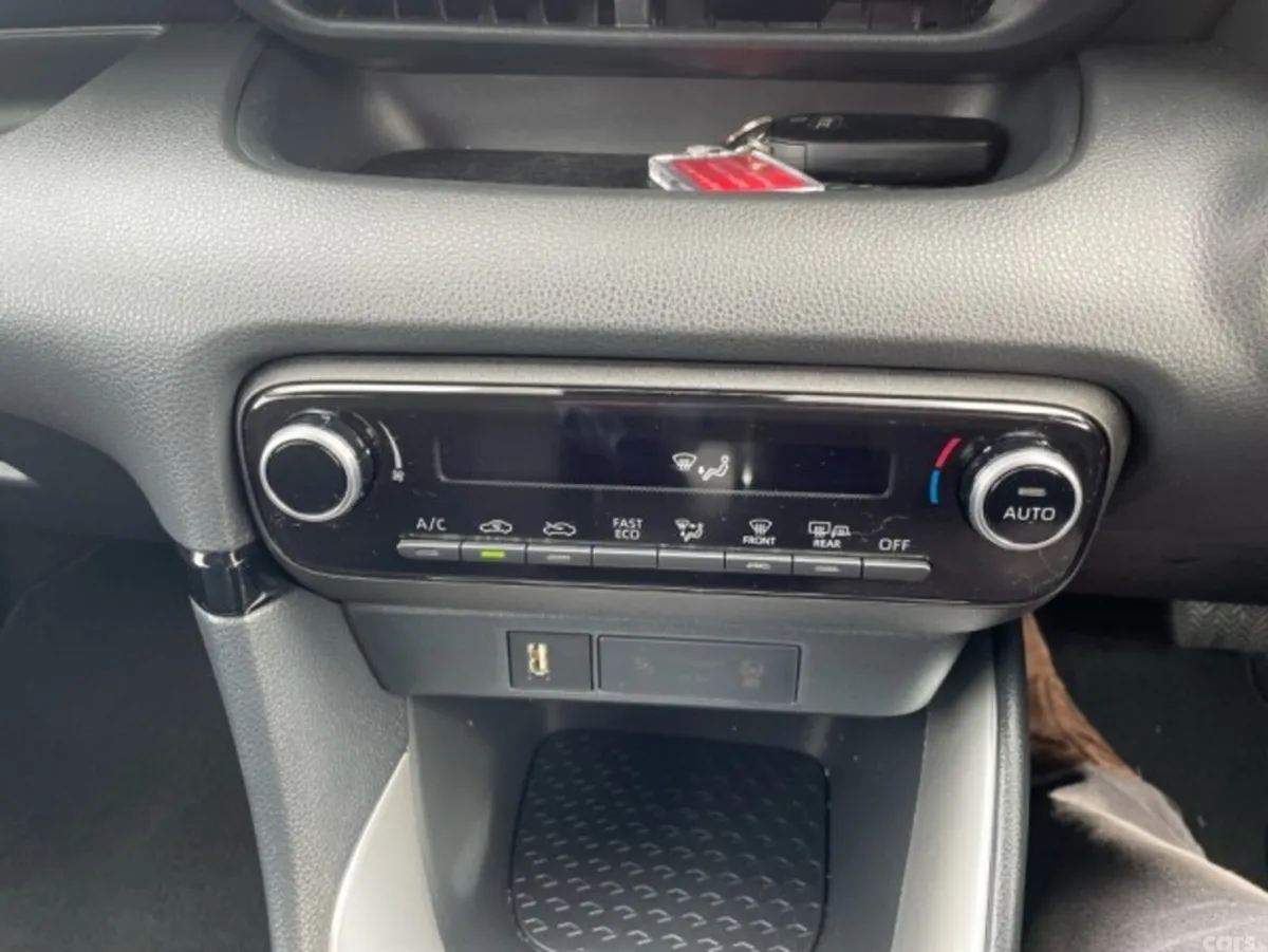 Toyota Yaris Hatchback, Petrol Hybrid, 2020, White