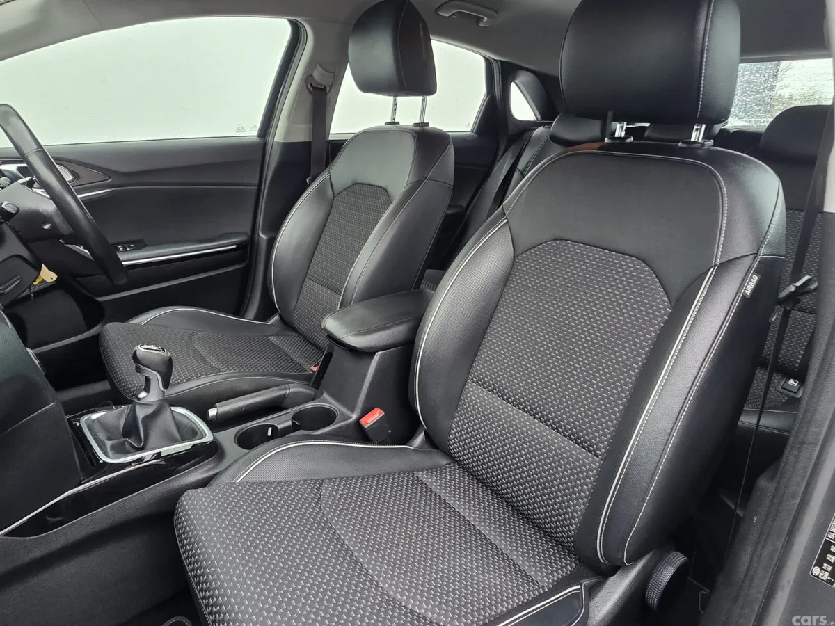 Kia Ceed Hatchback, Petrol, 2019, Grey