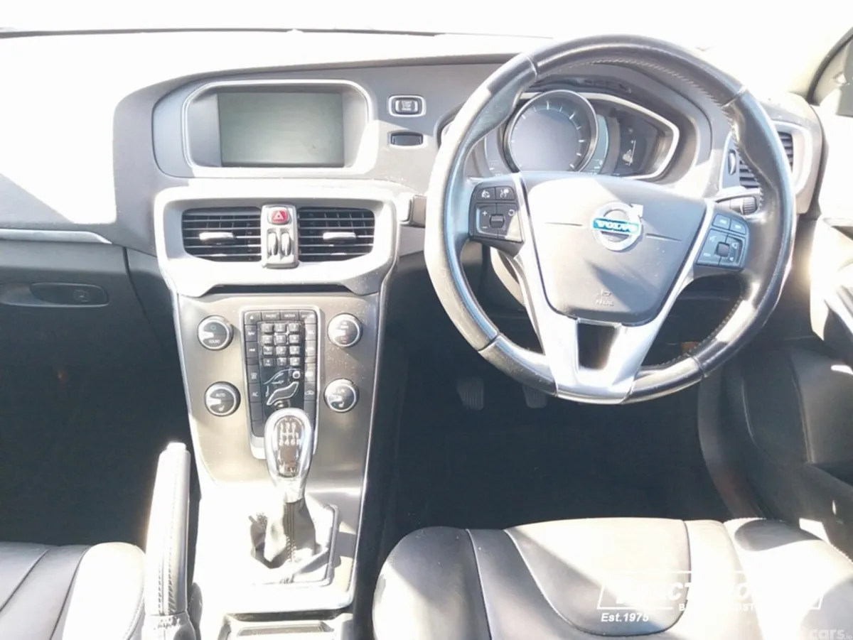 Volvo V40 Hatchback, Diesel, 2014, White