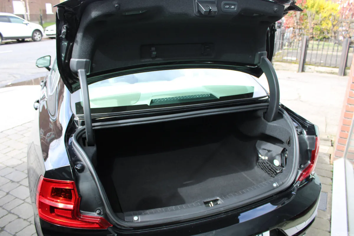 Volvo S90 Saloon, Diesel, 2020, Black