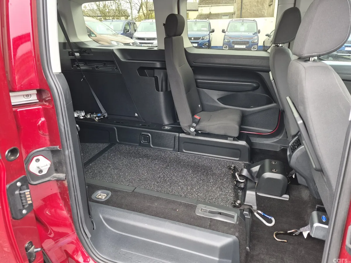 Ford Tourneo Connect MPV, Diesel, 2023, Red
