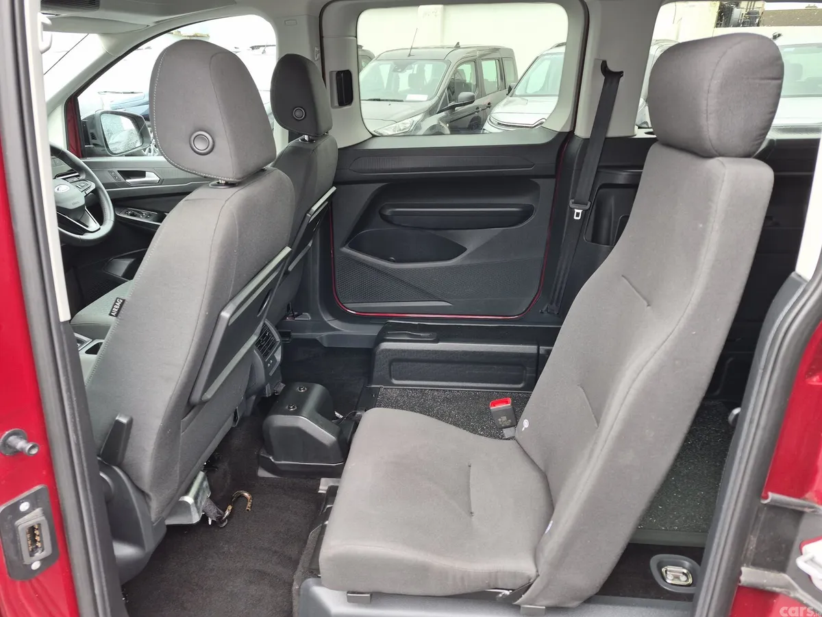 Ford Tourneo Connect MPV, Diesel, 2023, Red