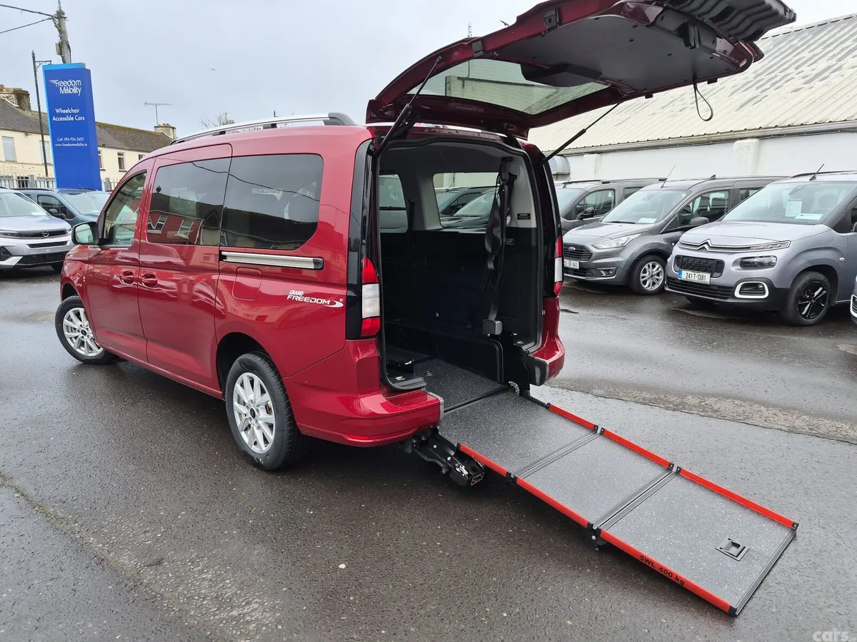 Ford Tourneo Connect MPV, Diesel, 2023, Red