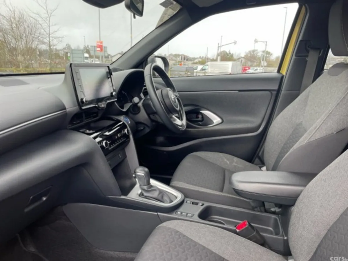 Toyota Yaris Cross SUV, Petrol Hybrid, 2022, Gold
