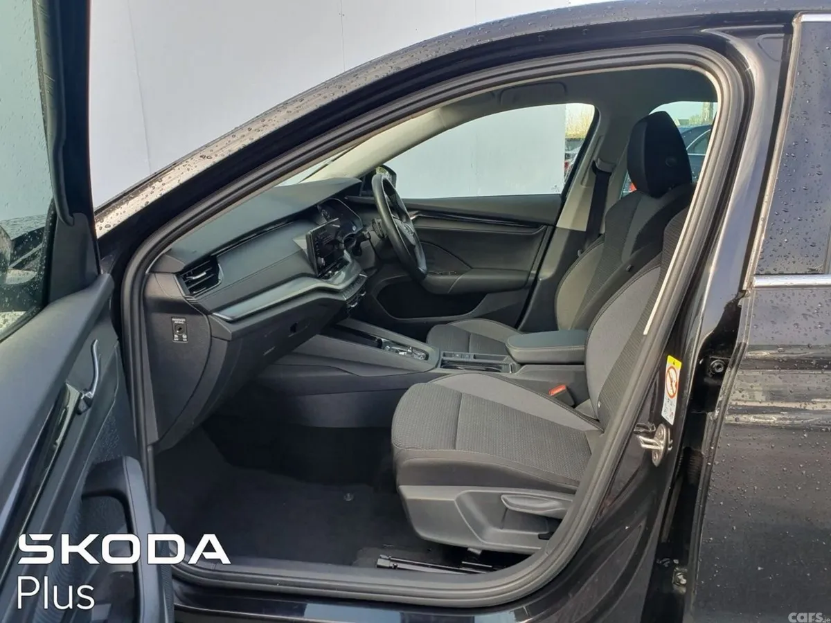 Skoda Octavia Saloon, Diesel, 2023, Black