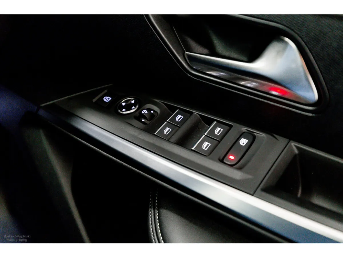Peugeot 5008 SUV, Electric, 2026, White