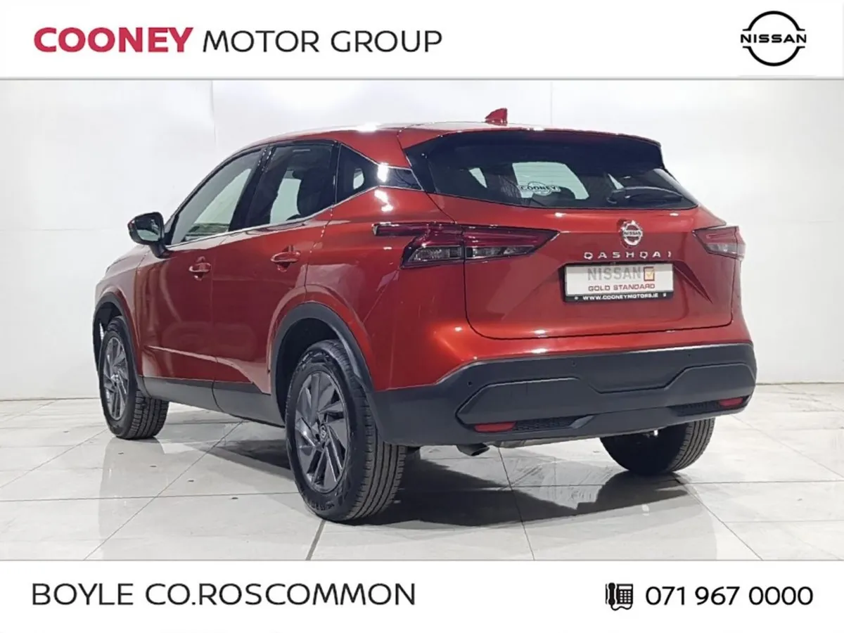 Nissan Qashqai MPV, Petrol, 2022, Red