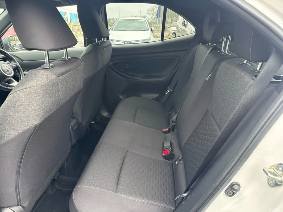 Toyota Yaris Cross Hatchback, Petrol Hybrid, 2023, White