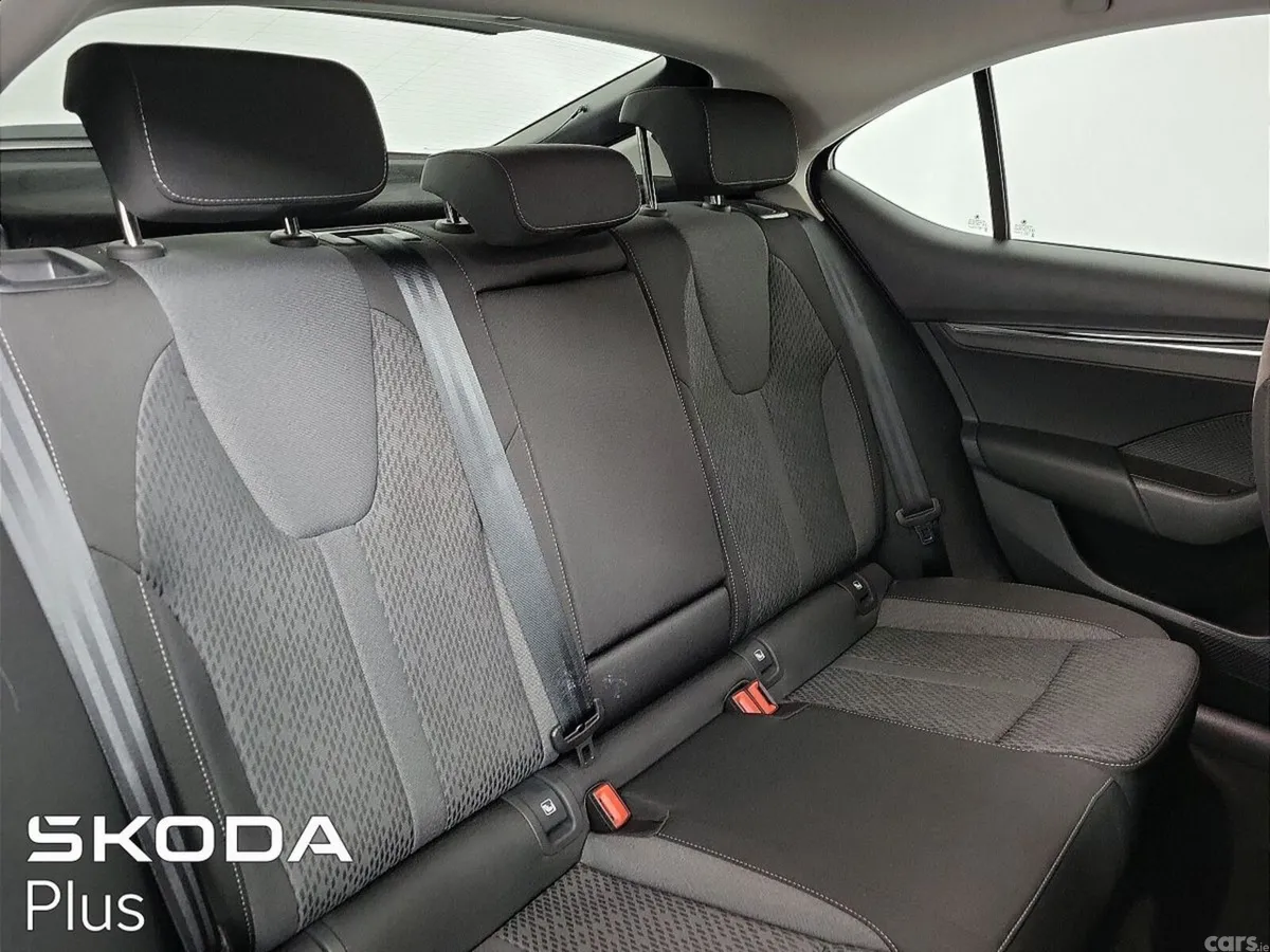 Skoda Octavia Saloon, Diesel, 2024, Black