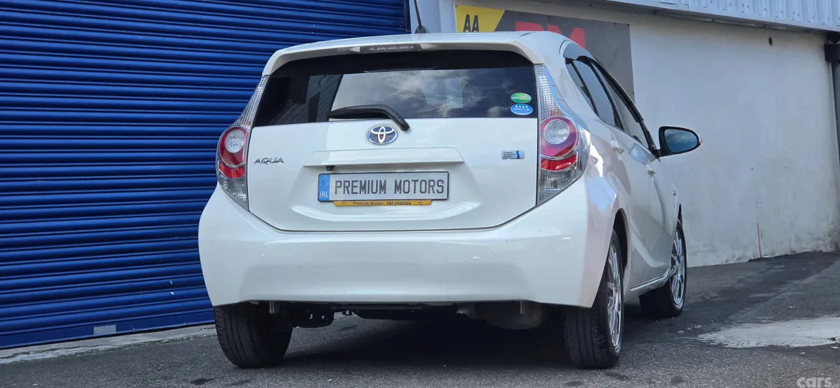 Toyota Aqua Hatchback, Petrol Hybrid, 2014, White