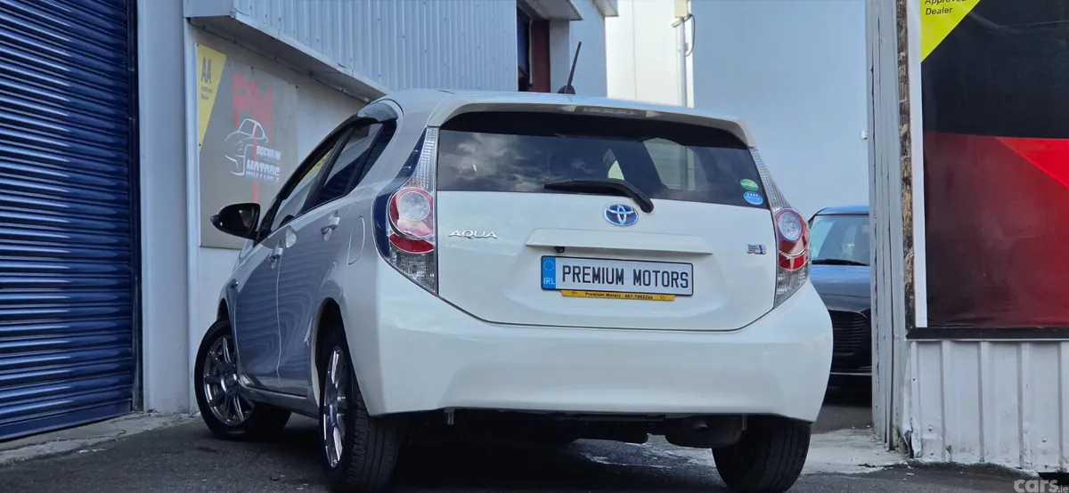 Toyota Aqua Hatchback, Petrol Hybrid, 2014, White