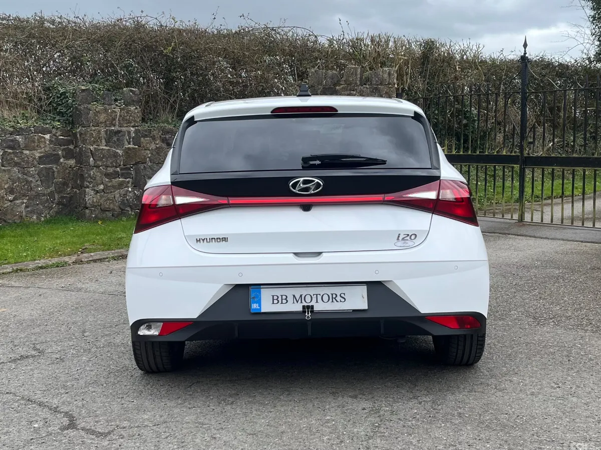 Hyundai i20 Hatchback, Petrol, 2022, White