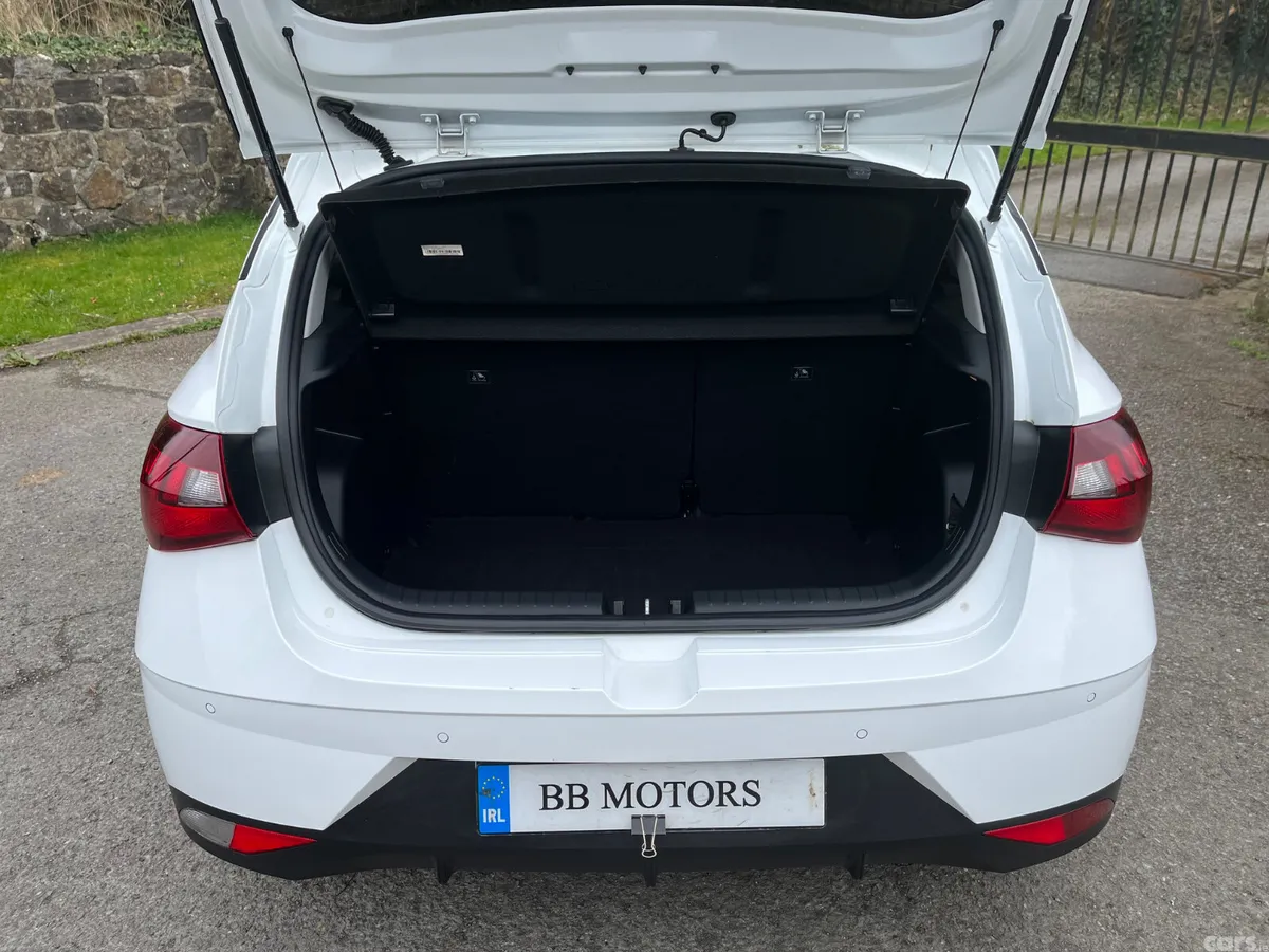 Hyundai i20 Hatchback, Petrol, 2022, White