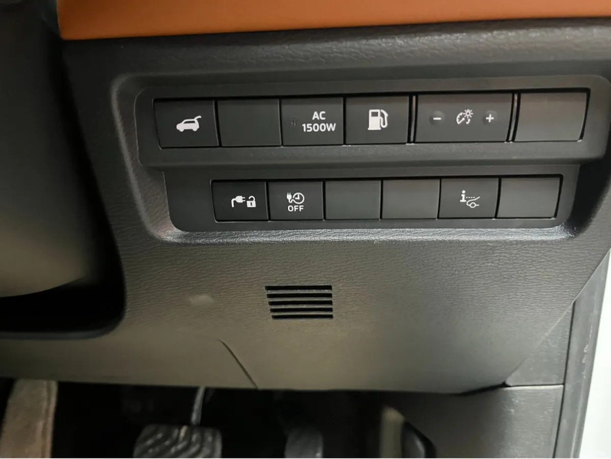 Mitsubishi Outlander SUV, Petrol Plug-in Hybrid, 2023, White